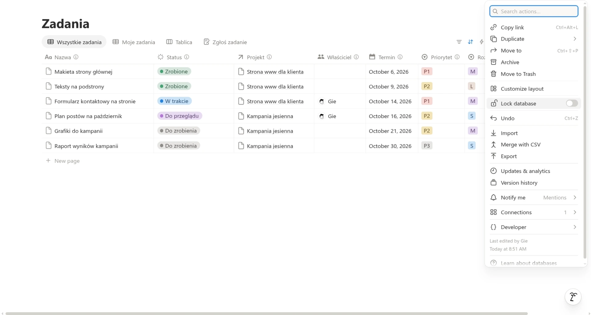 Menu ••• bazy Zadania otwartej na całą stronę w Notion z wyłączonym przełącznikiem Lock database