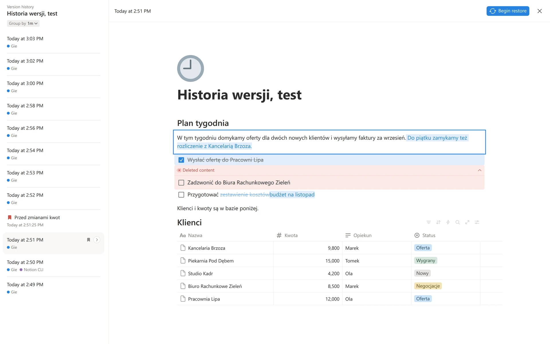 Okno Version history w Notion: lista wersji z autorem i zakładką Przed zmianami kwot po lewej, po prawej podświetlony dopisany tekst, podmienione słowa i usunięte zadanie oznaczone jako Deleted content