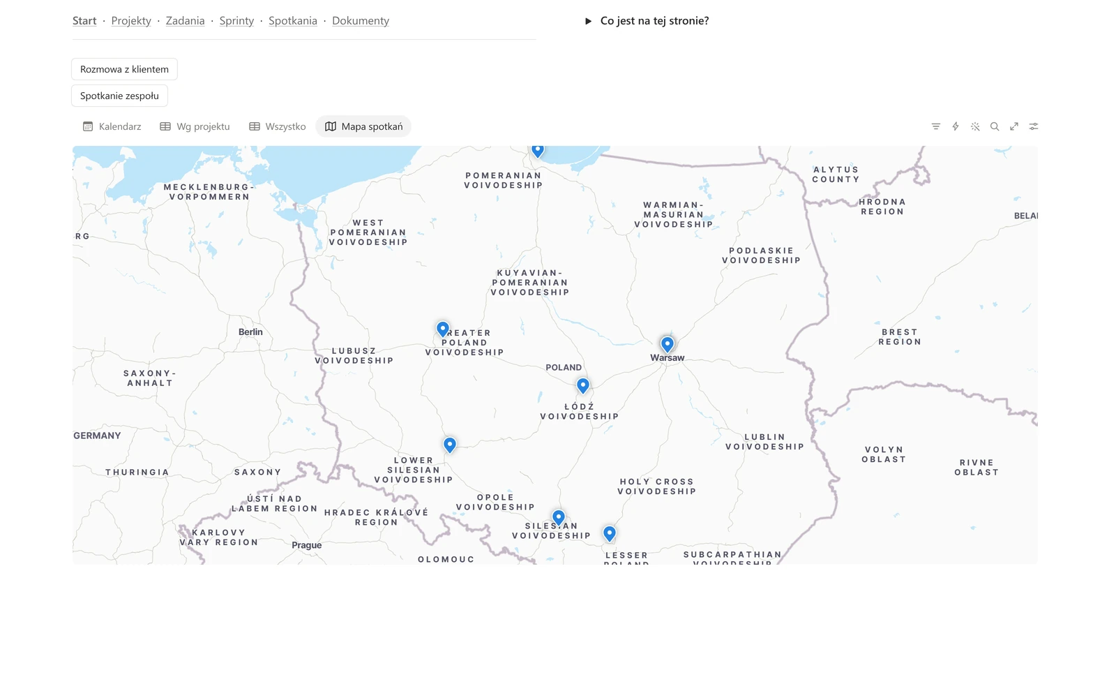 Widok Map na bazie spotkań w szablonie Projekty i Zadania, pinezki na mapie miasta w miejscach spotkań